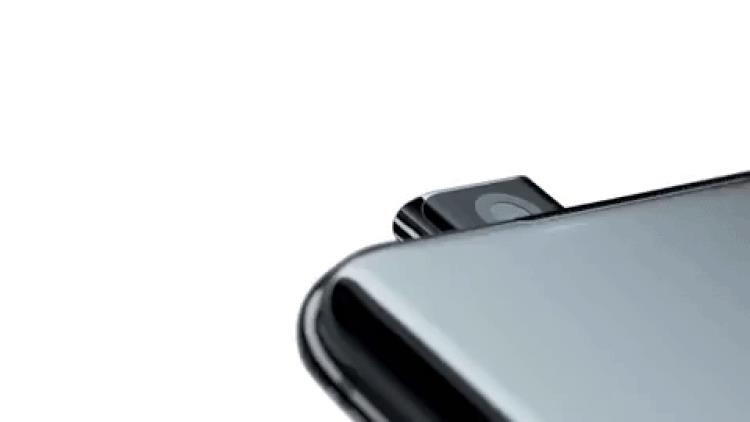 OnePlus 7 Pro ha una fotocamera anteriore a comparsa La fotocamera anteriore pop-up di OnePlus 7 Pro in azione