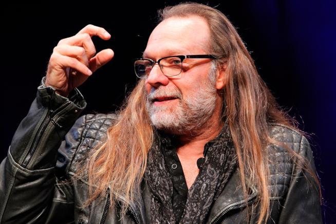 Greg Nicotero rivela che nessun attore sa chi sia il prescelto di Negan Greg Nicotero sorridente con una giacca di pelle