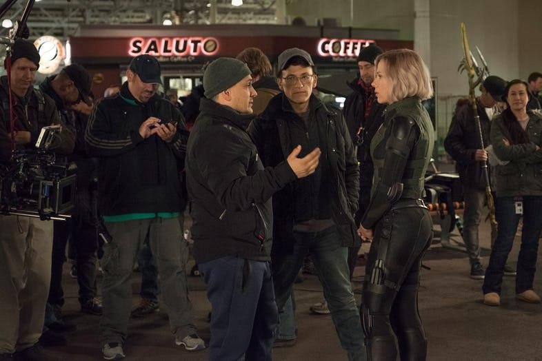Avengers: Infinity War, i fratelli Russo sul set con Scarlet Johansson I fratelli Russo dirigono Scarlet Johansson sul set di Avengers: Infinity War