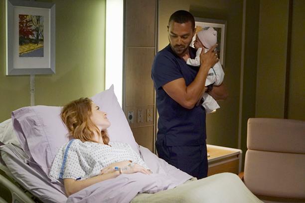 April e Jackson dopo il parto Una delle prime immagini ufficiali di Grey's Anatomy 13