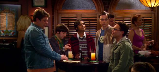 The Big Bang Theory: una scena con il padre del giovane Sheldon Una scena di The Big Bang Theory con il padre di Sheldon