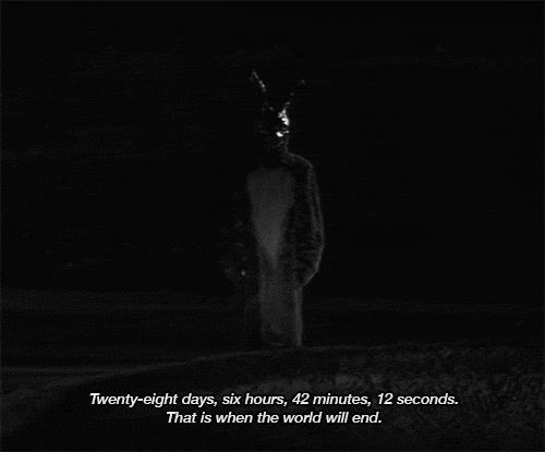 Donnie Darko: un viaggio tra le citazioni più iconiche tratte dal film Frank si palesa per la prima volta a Donnie Darko