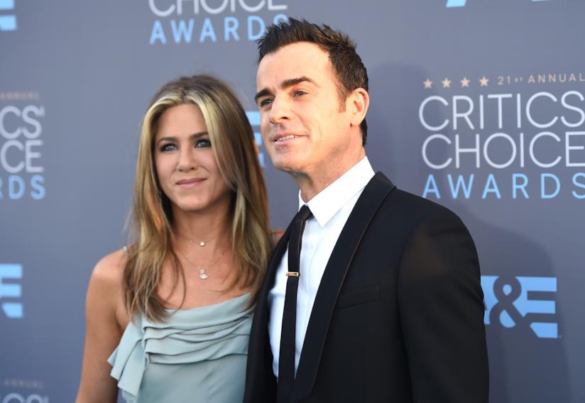 Justin Theroux dice la sua sul suo matrimonio e su Angelina Jolie e Brad Pitt Primo piano di Jennifer Aniston e Justin Theroux