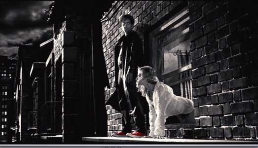 Clive Owen e le sue scarpe rosse Una scena del film Sin City del 2005