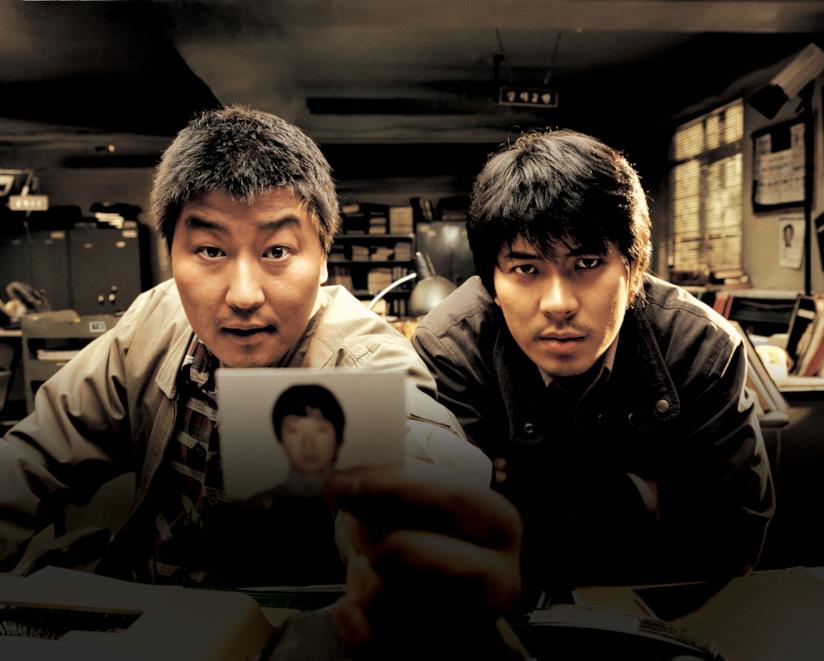 Memorie di un assassino: 10 cose da sapere sul film di Bong Joon-ho Song Kang-ho e Kim Roi-ha in una scena del film Memorie di un assassino