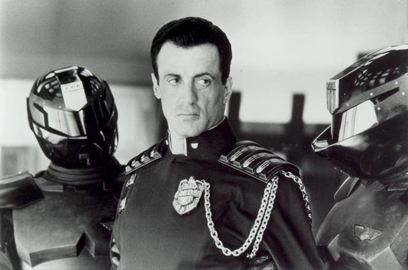 Dredd - La legge sono io, il cult sci-fi anni '90 Sylvester Stallone in una scena del film