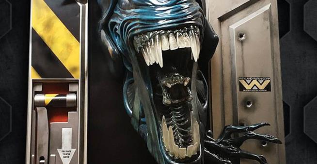 La regina di Alien da appendere in casa Riproduzione della regina di Alien da casa