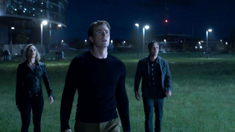 Avengers: Endgame e il mistero del rumore metallico alla fine del film Steve, Natasha e Bruce guardano verso il cielo