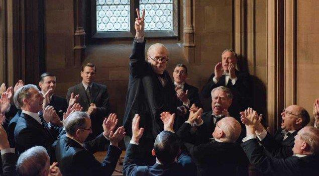 L'ora più buia, a gennaio nelle sale italiane Un energico Winston Churchill (Gary Oldman) in una scena del film L'ora più buia