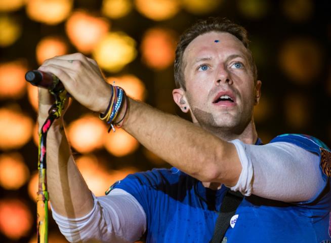 Chris Martin si esibisce con i figli sul palco di Glastonbury Primo piano di Chris Martin