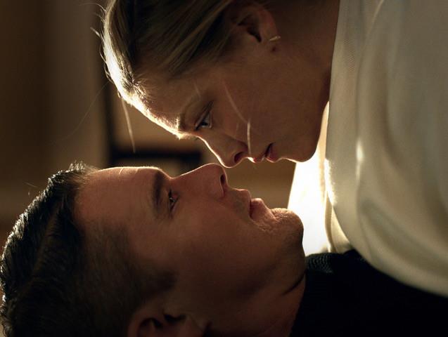 Ethan Hawke e Amanda Seyfried in una scena del film Ethan Hawke e Amanda Seyfried si guardano intensamente negli occhi in una scena di First Reformed