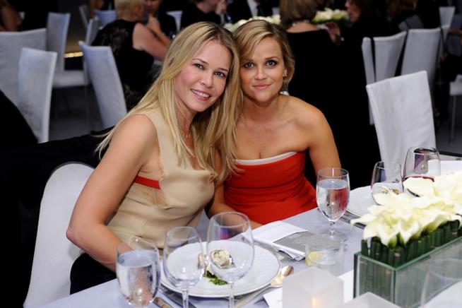 Chelsea Handler si spoglia per fare gli auguri a Reese Whiterspoon Foto di Chelsea Handler e Reese Whiterspoon