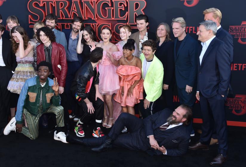 Stranger Things: polemica per le numerose scene di fumo e Netflix corre ai ripari Stranger Things: il cast