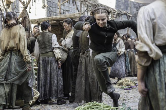 La scena dell'inseguimento di Arya da parte dell'orfana in Game of Thrones 6 Una scena dell'inseguimento di Arya da parte dell'orfana in Game of Thrones 6