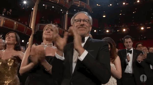 Con Ready Player One Steven Spielberg è il regista più ricco della storia Steven Spielberg applaude agli Oscar in GIF