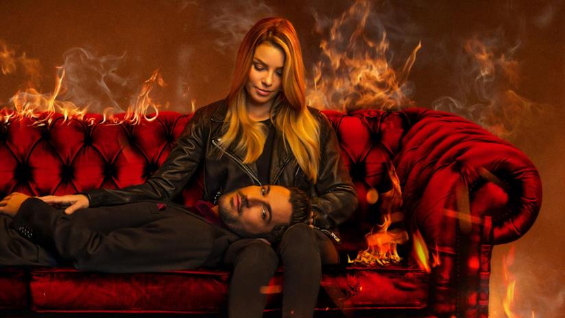 Lucifer, sesta stagione sempre più probabile Tom Ellis sulle gambe di Lauren German nella locandina di Lucifer