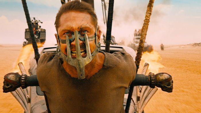 George Miller parla dei sequel di Mad Max: Fury Road Tom Hardy in una scena di Mad Max: Fury Road, mentre è legato a una auto