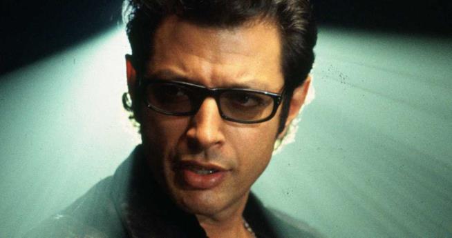 Jeff Goldblum rispolvera un vecchio articolo su Twitter in cui si parlava di clonazione di dinosauri Jeff Goldblum in una scena di Jurassic Park