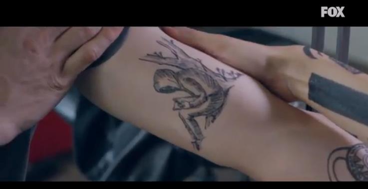 Un tatuaggio sul braccio di X1 in Hundred To Go L'uomo incappucciato in Hundred To Go