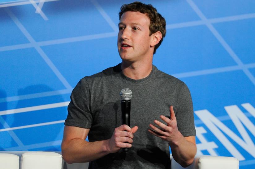Facebook chiede informazioni personali degli utenti alle banche Mark Zuckerberg con il microfono in mano