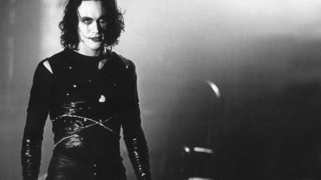 Il Corvo, il cult con Brandon Lee e il tormentato remake Brandon Lee in una scena de Il Corvo - The Crow