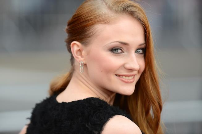 Sophie Turner ci svela che l'ottava stagione di Game of Thrones non andrà in onda prima del 2019 L'attrice Sophie Turner sorride ai fotografi