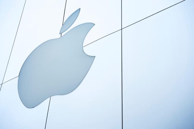 Apple Car, primo incidente per l’auto con guida autonoma in California Primo piano del logo Apple