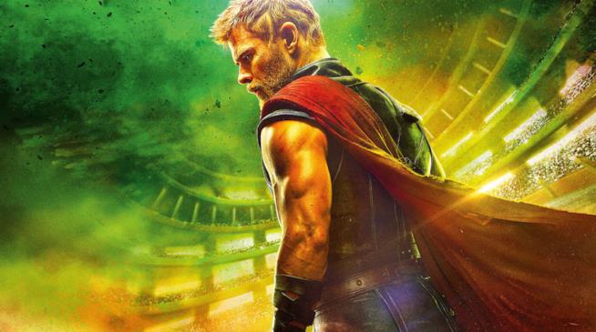 Thor: Ragnarok, il threequel Marvel dedicato al supereroe asgardiano Chris Hemsworth nel poster di Thor: Ragnarok
