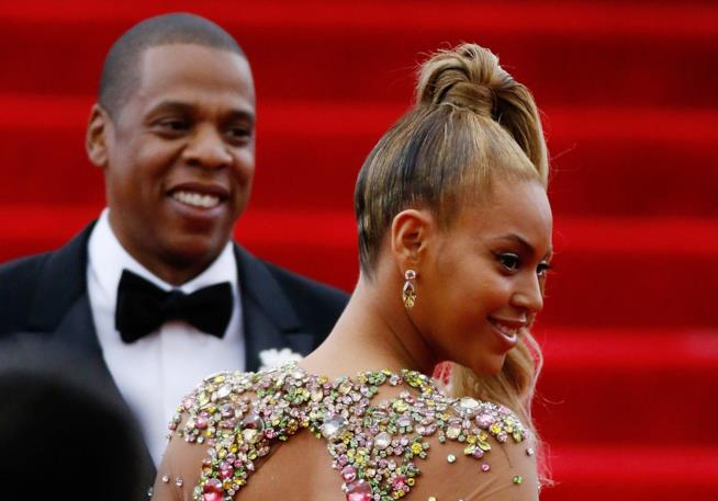 Beyoncé e il regalo per Jay Z in occasione del loro anniversario Jay Z e Beyoncé felici e innamorati