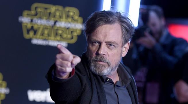Mark Hamill dice la sua sul titolo di Star Wars 8 di cui è stato rivelato un assaggio dei titoli di coda Mark Hamill alla première di Star Wars VII