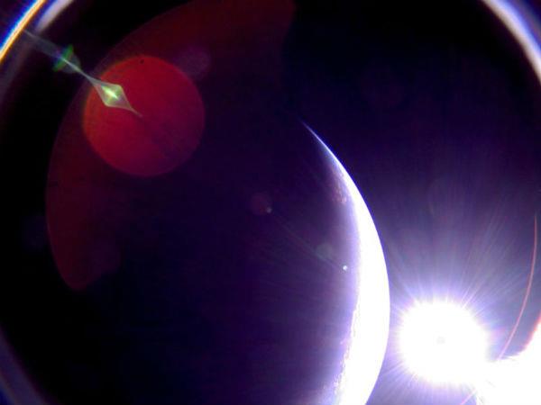 LightSail 2 scatta due foto alla Terra Il Sole compare sul lato destro dello scatto