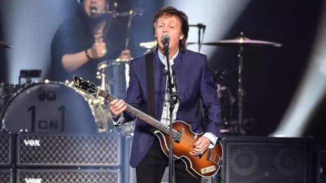 Paul McCartney ha svelato su Twitter l'aspetto del suo personaggio in Pirati dei Caraibi 5 Paul McCartney sul palco durante un concerto