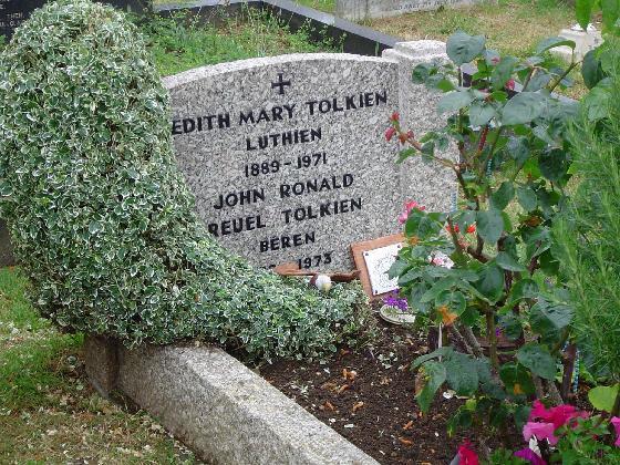 La tomba di Tolkien e sua moglie Edith La tomba di Tolkien e sua moglie Edith a cui sono stati aggiunti i nomi di Beren e Luthien