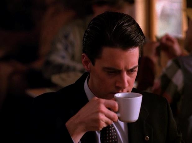 Il caffè di Twin Peaks Dale Cooper sorseggia un caffè caldo