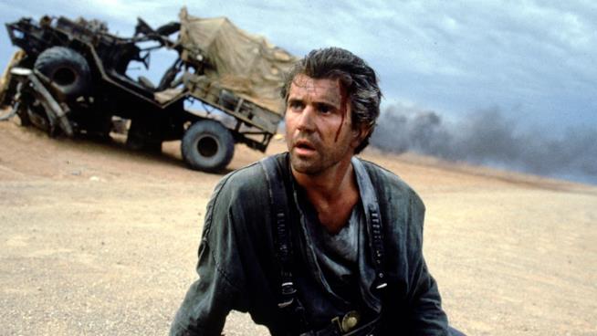 Tutto sulla soundtrack del terzo capitolo della saga Mad Max Mel Gibson in una scena del film