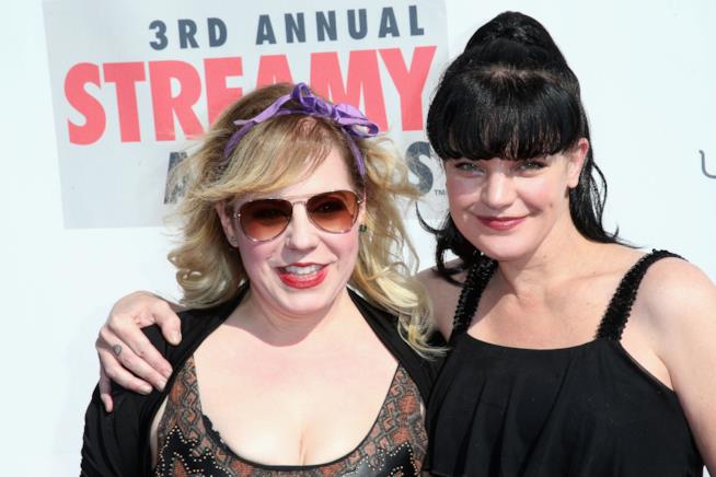 Pauley Perrette e Kirsten Vangsness sono amiche per la pelle e dispensano consigli sull'amicizia Pauley Perrette e Kirsten Vangsness abbracciate in una foto scattata agli Streamy Awards