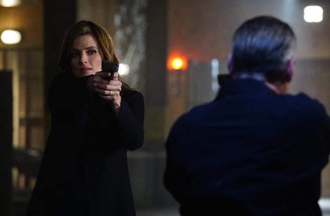 Kate Beckett è la sostituta ideale di Ziva David? Stana Katic imbraccia una pistola nei panni di Kate Beckett in Castle