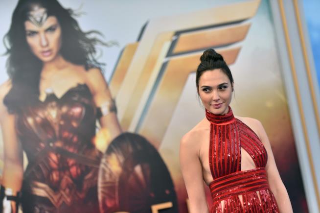 Gal Gadot presenzia ad una prima del film Wonder Woman Gal Gadot davanti al poster di Wonder Woman durante una prima del film