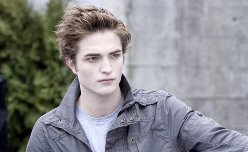 Robert Pattinson ha 'ricordi di terrore' legati ai paparazzi dai tempi di Twilight Robert Pattinson in una scena del film Twilight del 2008
