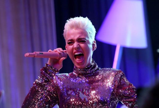 Una suora muore durante l'udienza contro Katy Perry Katy Perry durante un'esibizione