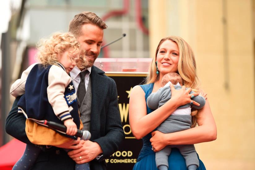 Ryan Reynolds e la serenata durante il parto per Blake Lively Ryan Reynolds e Blake Lively con le loro figlie