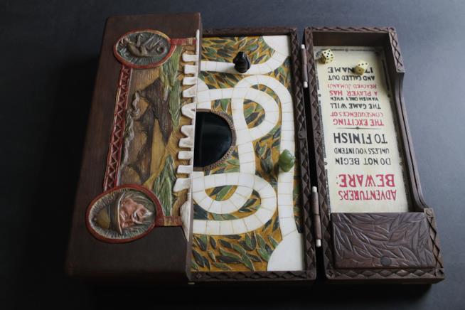 Jumanji, il gioco da tavolo e le sue pedine Il tabellone di gioco di Jumanji con le sue pedine