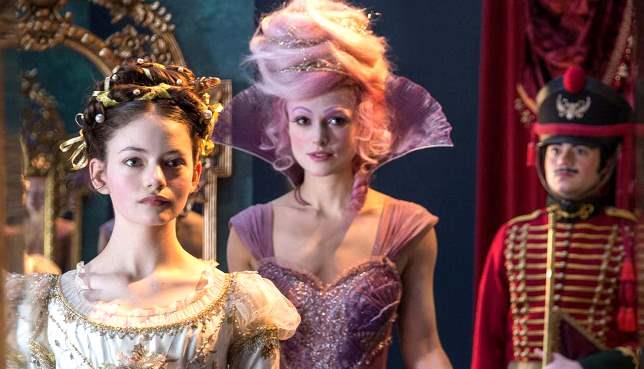 Clara Clara indossa un abito regale in compagnia della Fata Confetto
