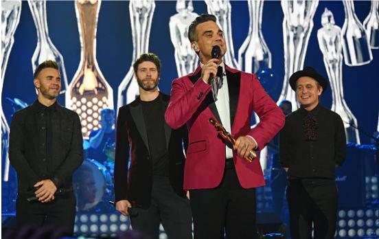 Robbie Williams e i Take That: piccola esibizione dal vivo durante i Brits Icon Award Robbie Williams e i Take That