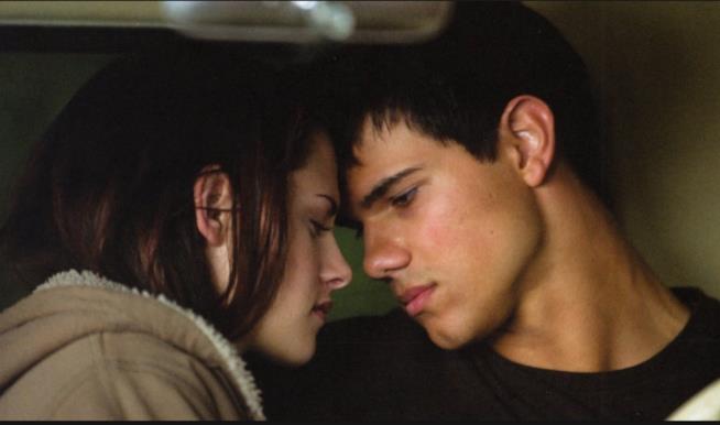 Kristen Stewart alla festa di compleanno di Taylor Lautner Una scena di Jacob e Bella in Twilight