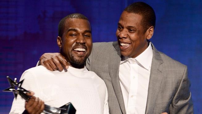 Kanye West accusa J-Zay di avere ignorato lui e la moglia Kim dopo la rapina, ma la verità è che i due non si sopportano Kanye West e Jay-Z ritirano insieme un premio sul palco