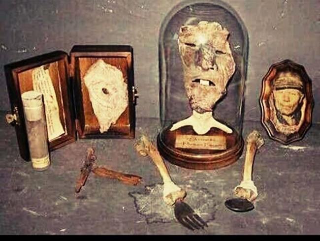 Reperti trovati nella casa di Ed Gein Parti del corpo delle vittime di Ed Gein