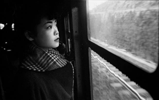 Tokyo Express, la recensione della detective story di Matsumoto Seichō Una ragazza giapponese guarda fuori dal finestrino