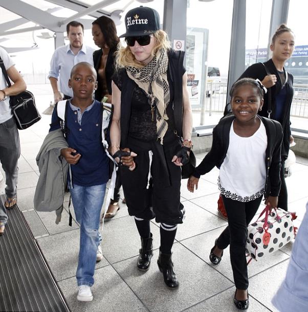 Madonna in tour con i figli più piccoli Foto di Madonna con i figli Mercy e David