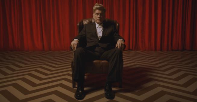John Malkovich parodizza David Lynch e i suoi personaggi John Malkovich seduto su una poltrona